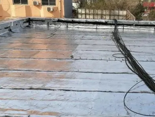 梁子湖卫生间漏水维修公司分享下梁子湖屋面楼顶防水刚性防水层施工要点。